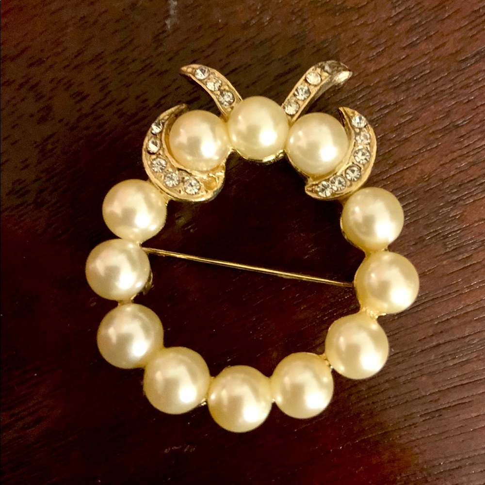Vintage faux pearl circle brooch with rhinestones